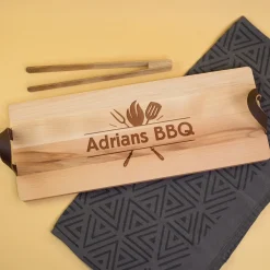 Personalisiertes XL-Servierbrett aus gedämpftem Buchenholz mit Ledergriffen – Grillmotiv & Wunschtext