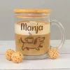 Personalisierte Tasse aus Glas mit Holz Deckel | Teeglas mit Name & Dackel Motiv