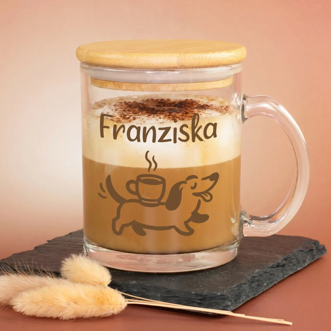 Personalisierte Tasse aus Glas mit Holz Deckel | Teeglas mit Name & Dackel Motiv