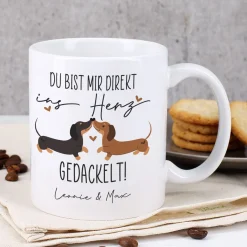 Personalisierte Tasse 'Ins Herz gedackelt' mit Dackel-Motiv & Wunschtext | Geschenk zum Valentinstag