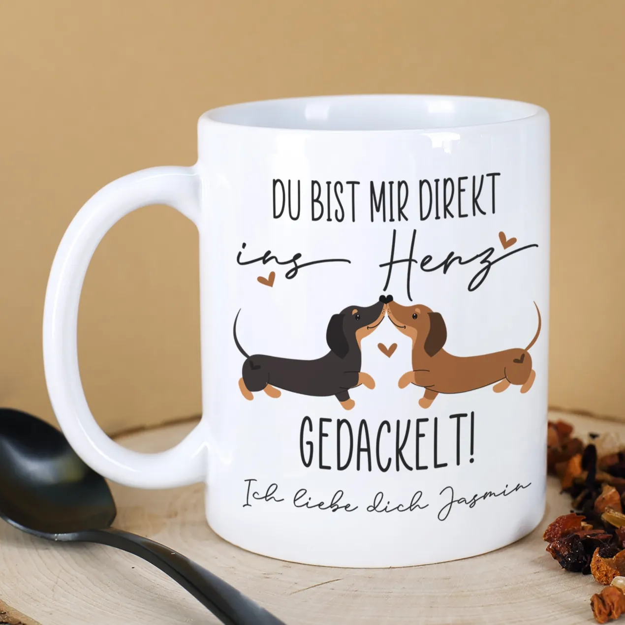 Personalisierte Tasse 'Ins Herz gedackelt' mit Dackel-Motiv & Wunschtext | Geschenk zum Valentinstag