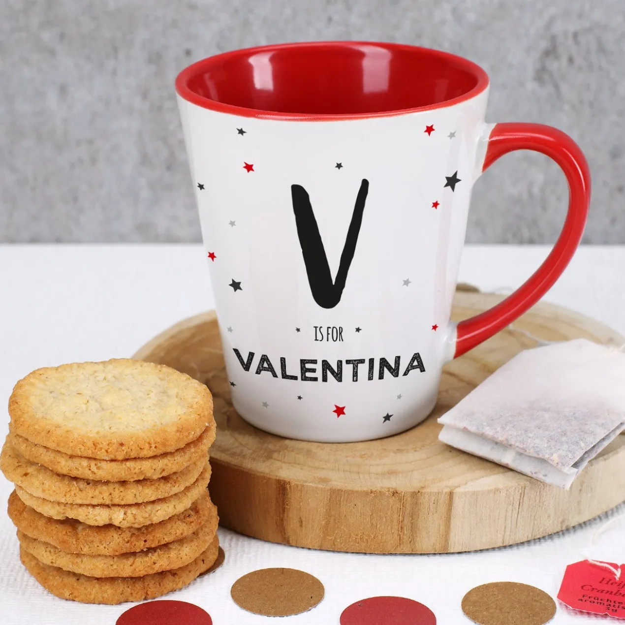 Personalisierte Tasse mit großer Initiale, Wunschnamen & bunten Sternen