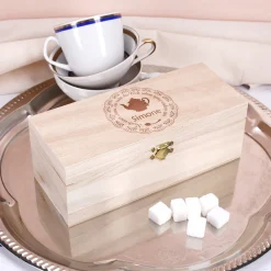 Personalisierte Teebox aus Holz mit Gravur von Name & filigranem Motiv | Geschenk für Teeliebhaber