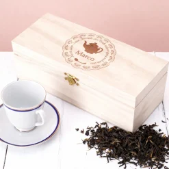 Personalisierte Teebox aus Holz mit Gravur von Name & filigranem Motiv | Geschenk für Teeliebhaber