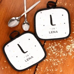 Personalisierte Topflappen im 2er Set mit Initiale & Name | Sterne-Motiv