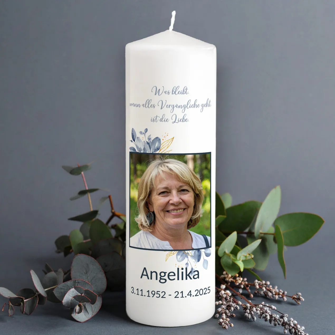 Personalisierte Trauerkerze mit Foto, Name und Datum – Gedenkkerze mit Blumenmotiv