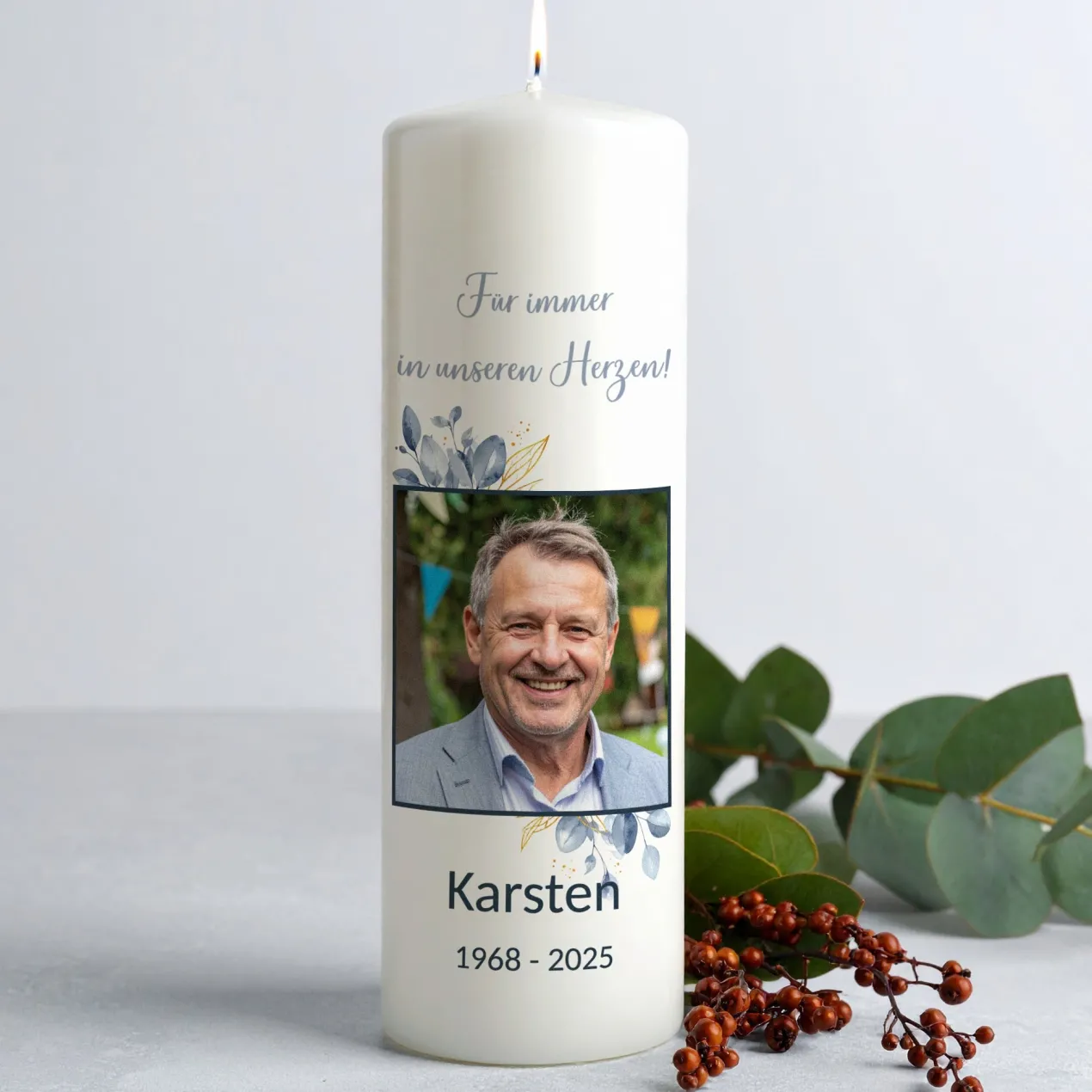 Personalisierte Trauerkerze mit Foto, Name und Datum – Gedenkkerze mit Blumenmotiv