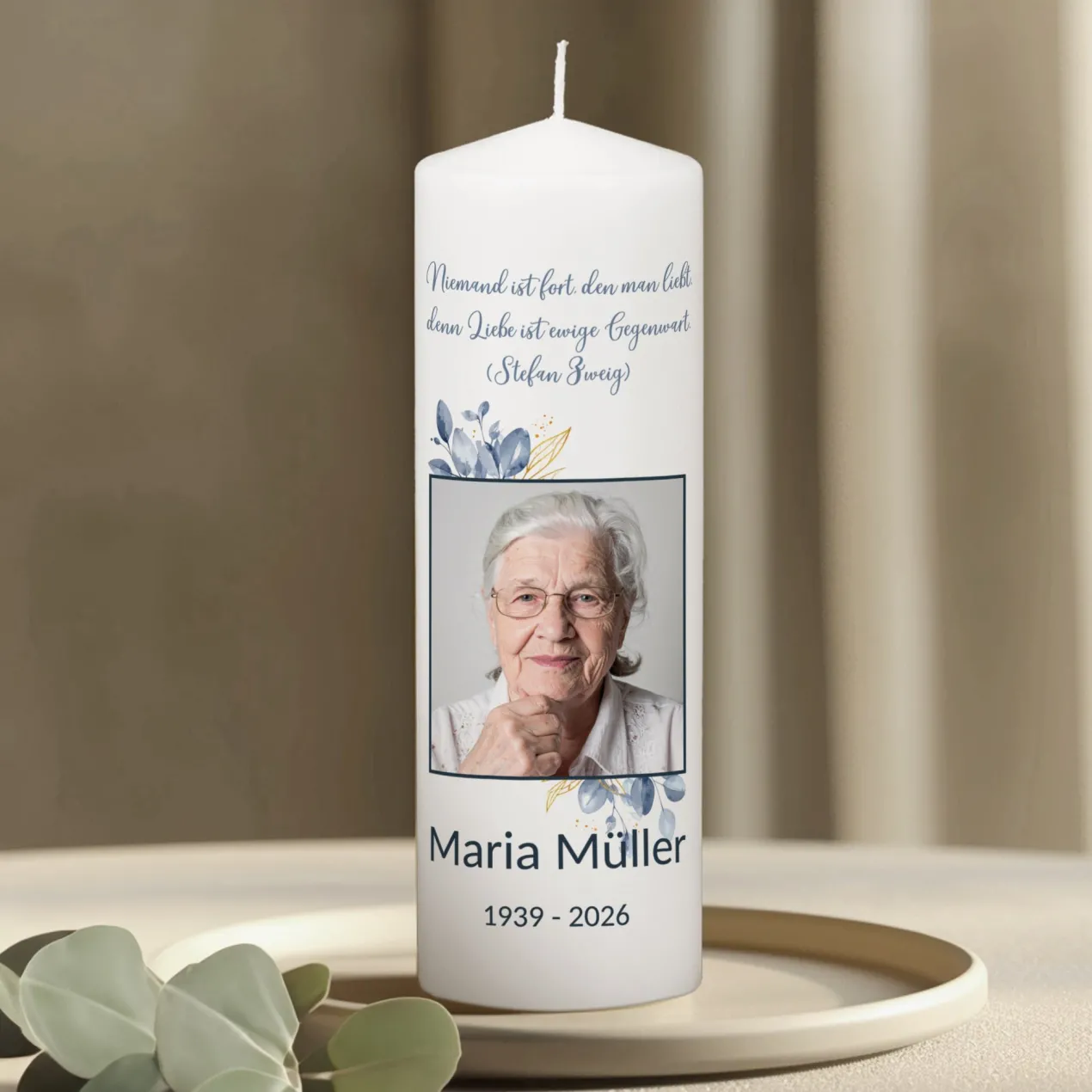 Personalisierte Trauerkerze mit Foto, Name und Datum – Gedenkkerze mit Blumenmotiv