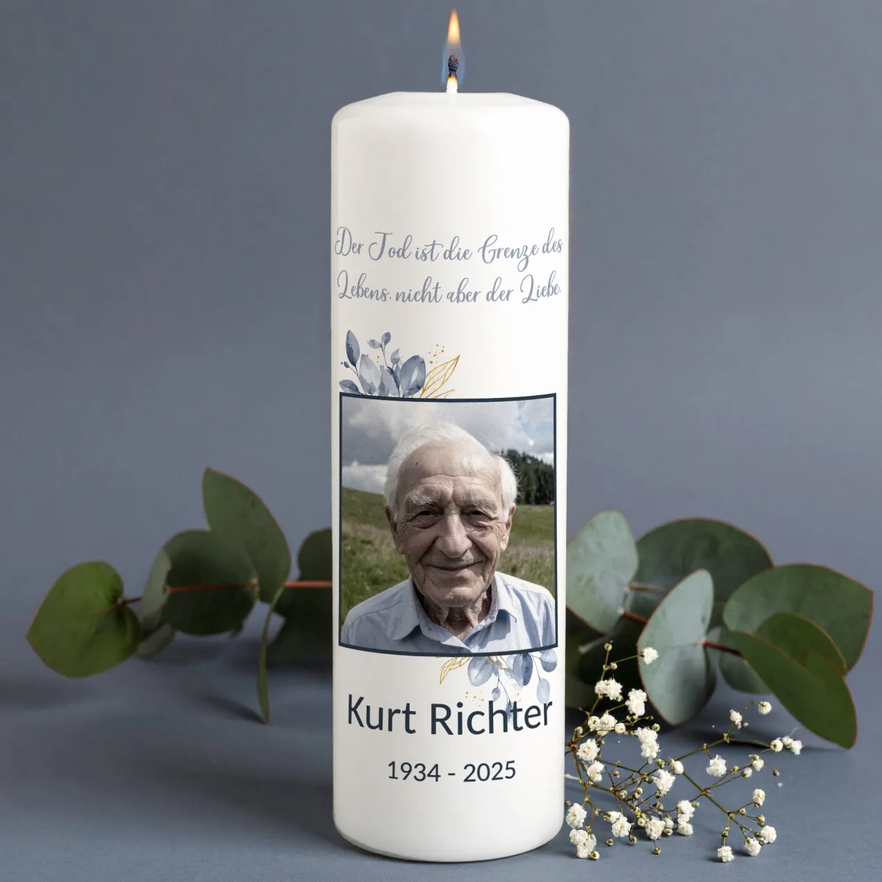 Personalisierte Trauerkerze mit Foto, Name und Datum – Gedenkkerze mit Blumenmotiv