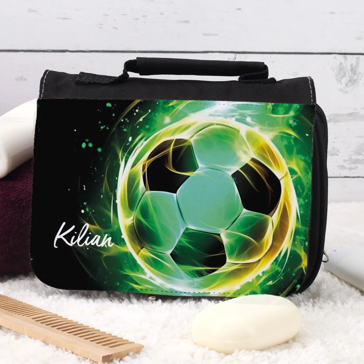 Personalisierte Waschtasche für Jungen mit coolem Fußballmotiv | Kulturbeutel mit Name