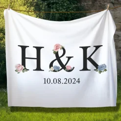 Personalisierte XXL Kuscheldecke zur Hochzeit mit Initialen und Datum | Sherpadecke 150x200cm