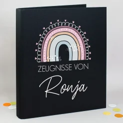 Personalisierte Zeugnismappe aus Leinen mit Name und Regenbogenmotiv | Farbauswahl