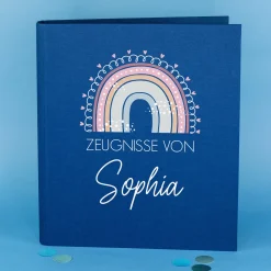 Personalisierte Zeugnismappe aus Leinen mit Name und Regenbogenmotiv | Farbauswahl