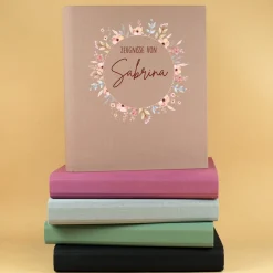 Personalisierte Zeugnismappe aus Leinen mit Name und Blumenkranz-Motiv für Mädchen zur Einschulung