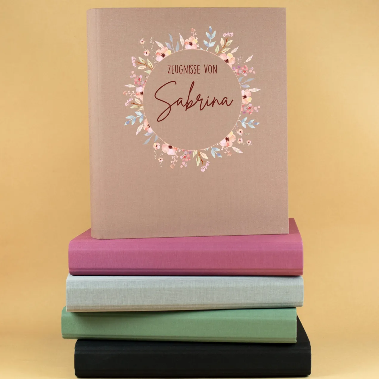 Personalisierte Zeugnismappe aus Leinen mit Name und Blumenkranz-Motiv für Mädchen zur Einschulung