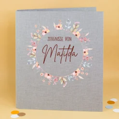 Personalisierte Zeugnismappe aus Leinen mit Name und Blumenkranz-Motiv für Mädchen zur Einschulung