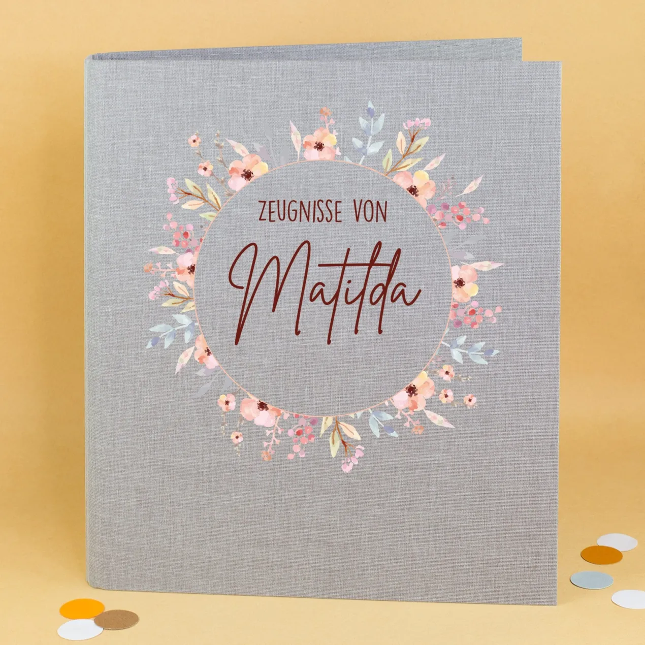 Personalisierte Zeugnismappe aus Leinen mit Name und Blumenkranz-Motiv für Mädchen zur Einschulung