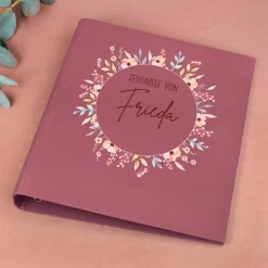 Personalisierte Zeugnismappe aus Leinen mit Name und Blumenkranz-Motiv für Mädchen zur Einschulung