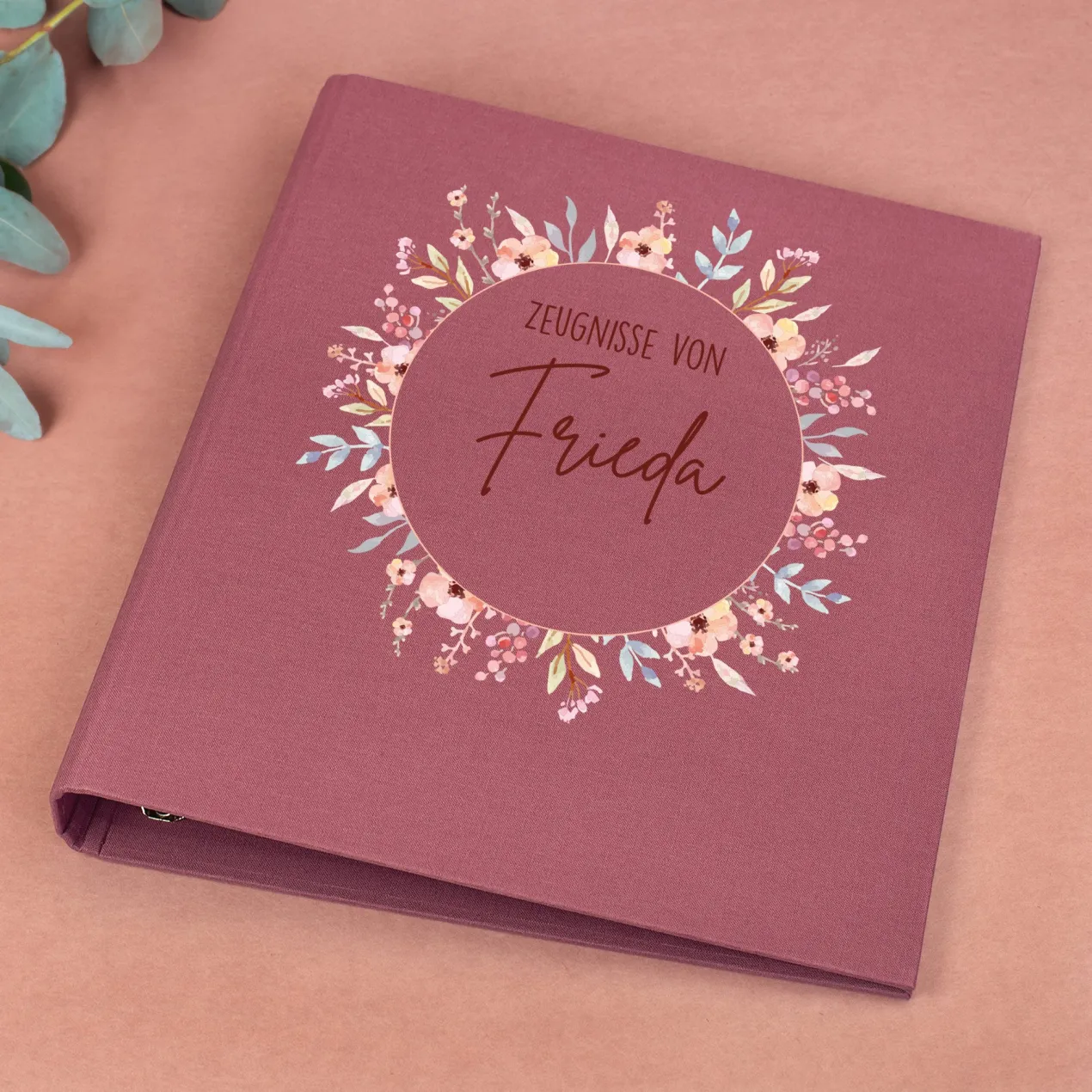 Personalisierte Zeugnismappe aus Leinen mit Name und Blumenkranz-Motiv für Mädchen zur Einschulung