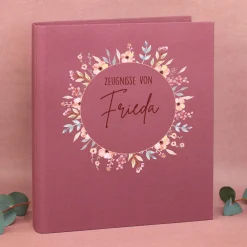 Personalisierte Zeugnismappe aus Leinen mit Name und Blumenkranz-Motiv für Mädchen zur Einschulung