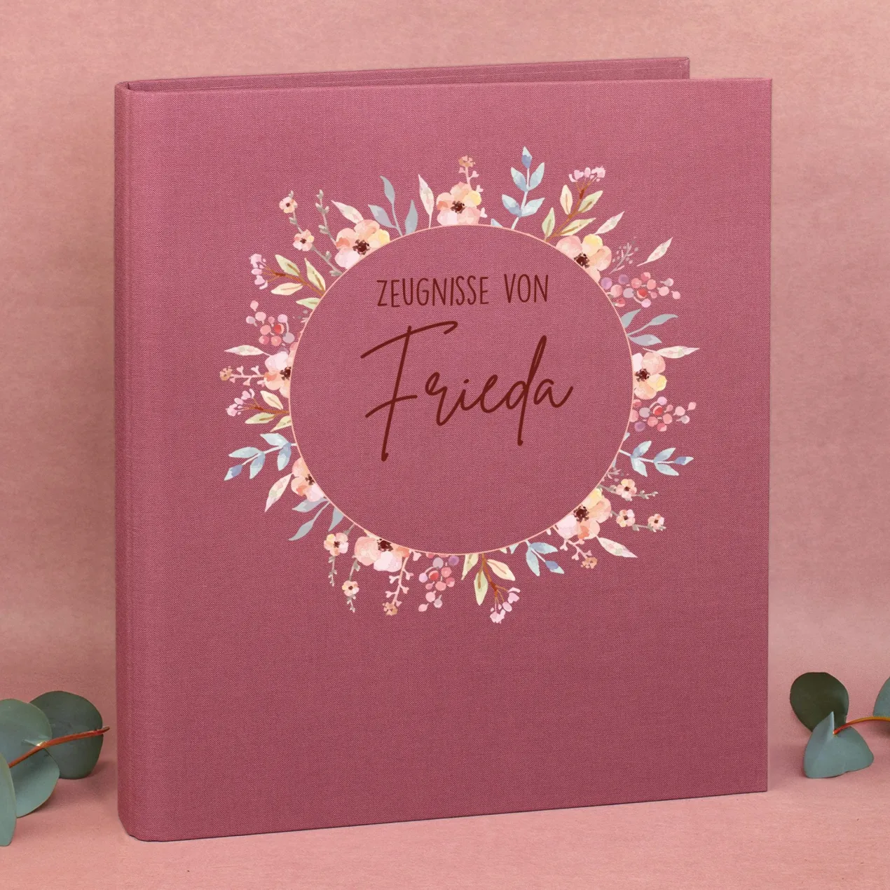 Personalisierte Zeugnismappe aus Leinen mit Name und Blumenkranz-Motiv für Mädchen zur Einschulung