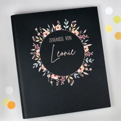 Personalisierte Zeugnismappe aus Leinen mit Name und Blumenkranz-Motiv für Mädchen zur Einschulung