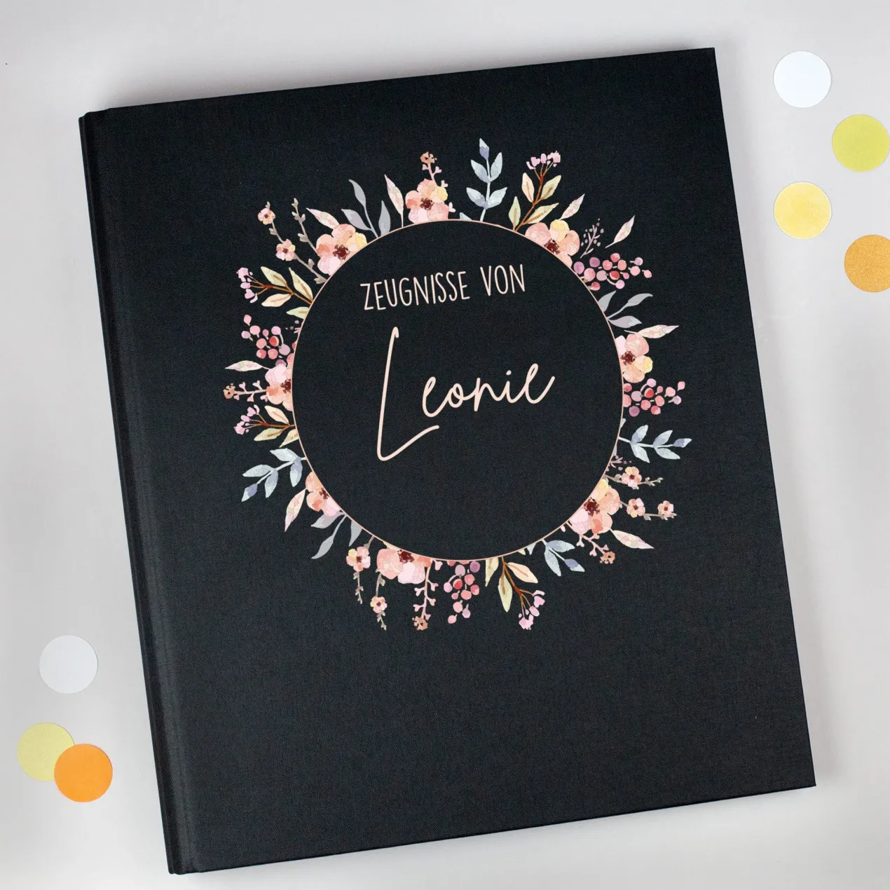 Personalisierte Zeugnismappe aus Leinen mit Name und Blumenkranz-Motiv für Mädchen zur Einschulung