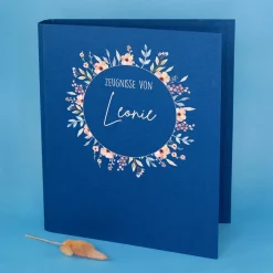 Personalisierte Zeugnismappe aus Leinen mit Name und Blumenkranz-Motiv für Mädchen zur Einschulung