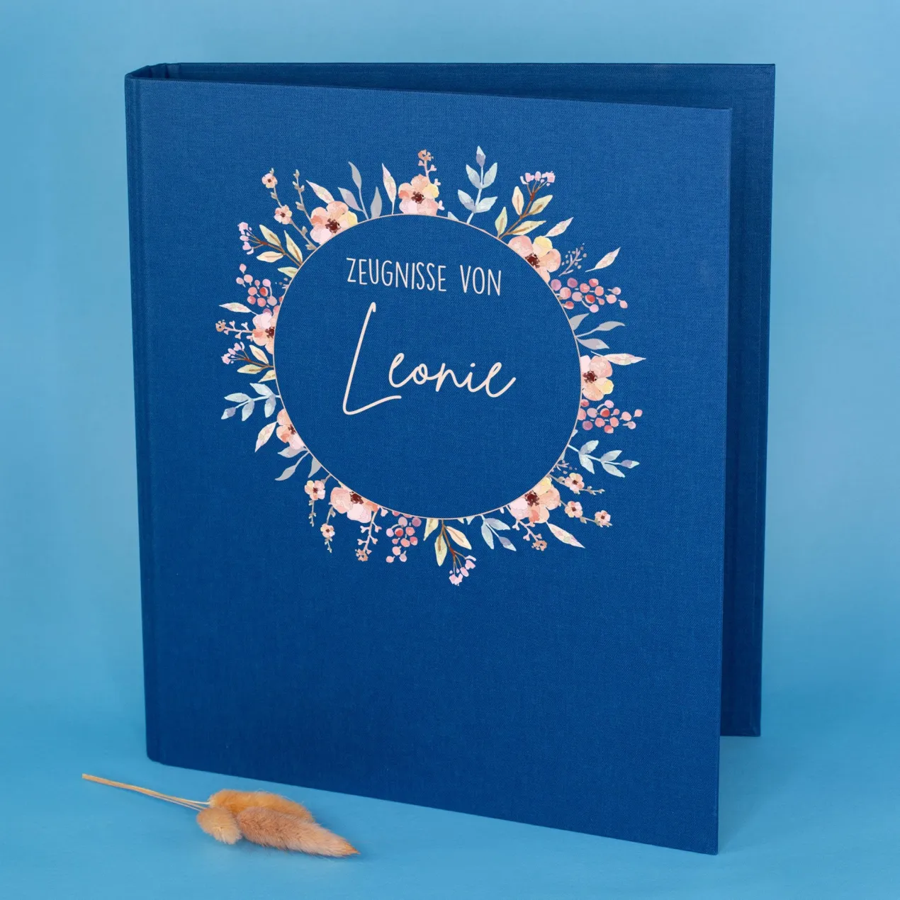 Personalisierte Zeugnismappe aus Leinen mit Name und Blumenkranz-Motiv für Mädchen zur Einschulung