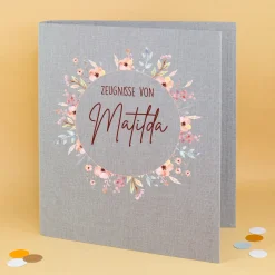 Personalisierte Zeugnismappe aus Leinen mit Name und Blumenkranz-Motiv für Mädchen zur Einschulung