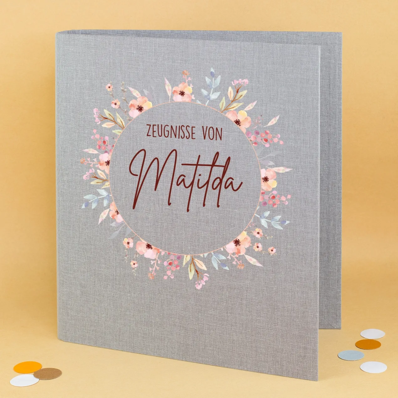 Personalisierte Zeugnismappe aus Leinen mit Name und Blumenkranz-Motiv für Mädchen zur Einschulung