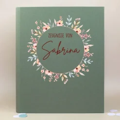 Personalisierte Zeugnismappe aus Leinen mit Name und Blumenkranz-Motiv für Mädchen zur Einschulung