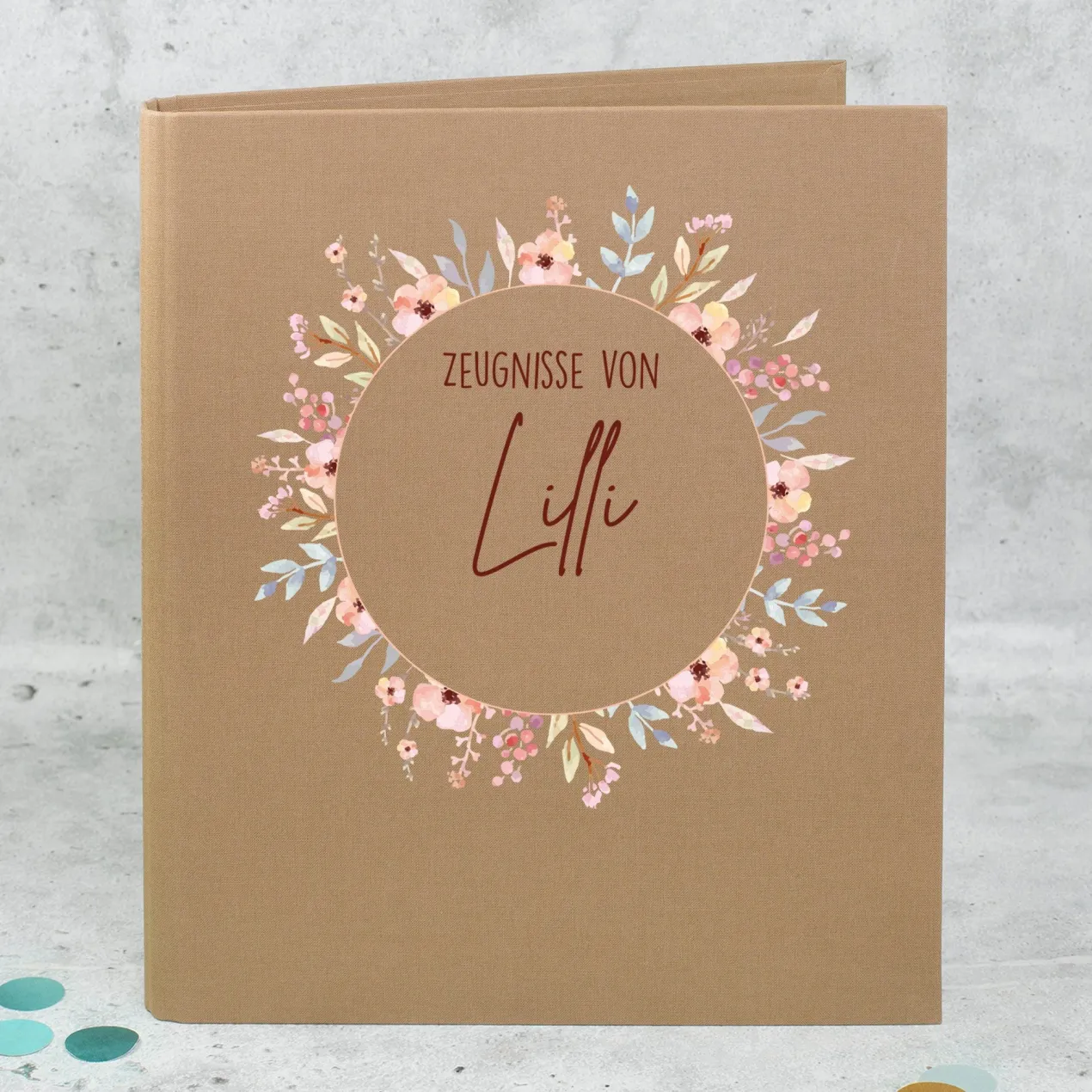 Personalisierte Zeugnismappe aus Leinen mit Name und Blumenkranz-Motiv für Mädchen zur Einschulung
