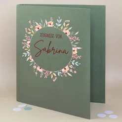 Personalisierte Zeugnismappe aus Leinen mit Name und Blumenkranz-Motiv für Mädchen zur Einschulung
