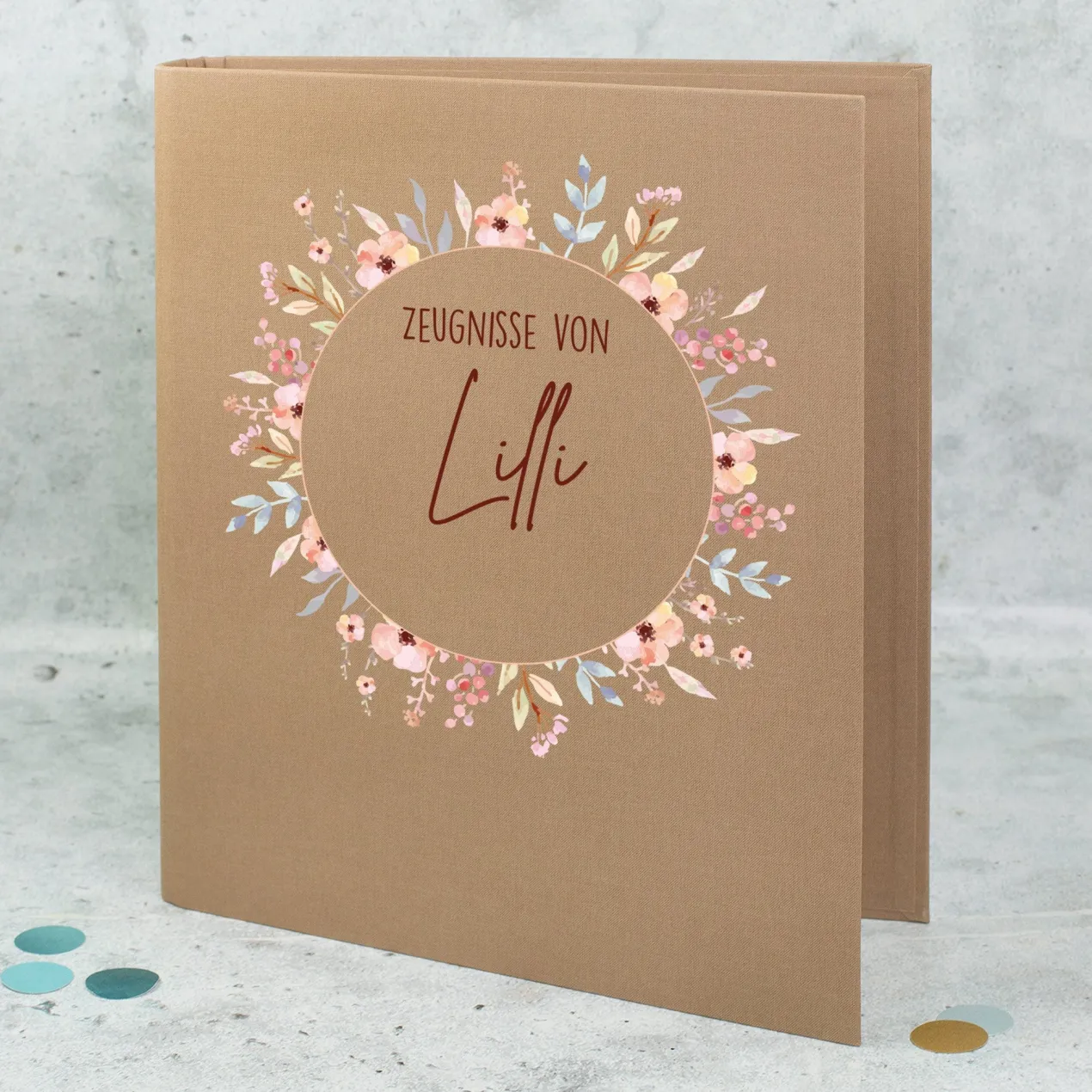 Personalisierte Zeugnismappe aus Leinen mit Name und Blumenkranz-Motiv für Mädchen zur Einschulung
