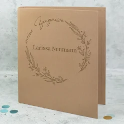 Personalisierte Zeugnismappe aus Leinen graviert mit Name und floralem Line Art Motiv | Farbauswahl