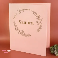 Personalisierte Zeugnismappe aus Leinen graviert mit Name und floralem Line Art Motiv | Farbauswahl