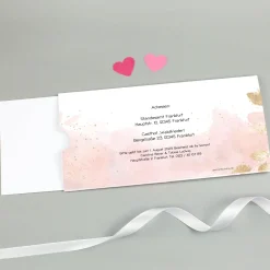 Personalisierte Ziehkarte als Hochzeitseinladung mit Kussmotiv Brautpaar | Effektkarte DIN-lang
