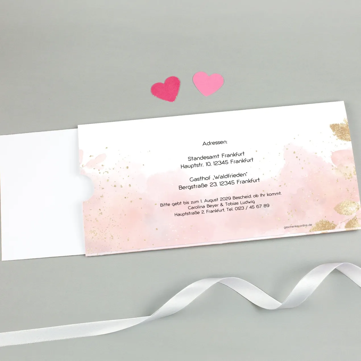 Personalisierte Ziehkarte als Hochzeitseinladung mit Kussmotiv Brautpaar | Effektkarte DIN-lang