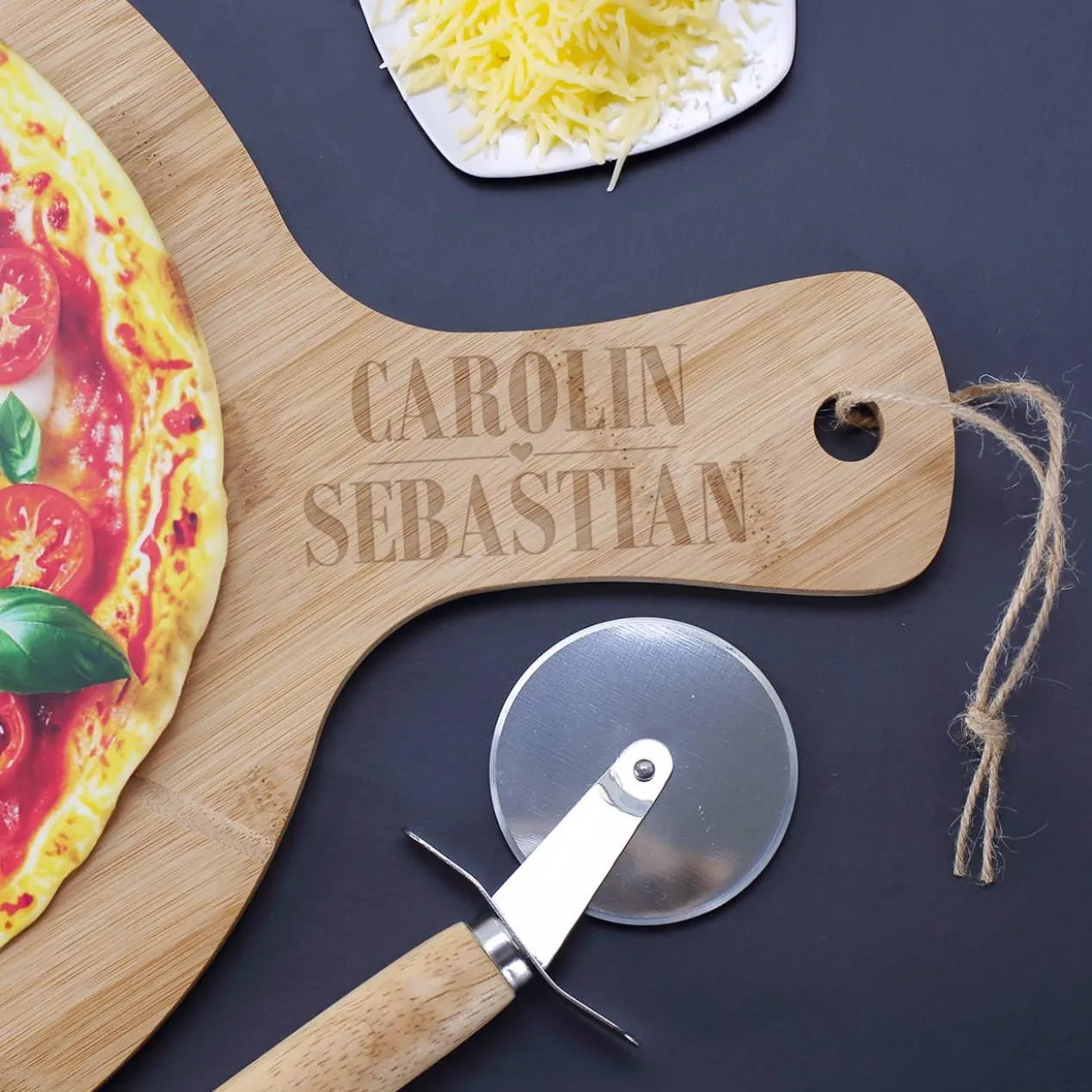 Pizzabrett - Love - mit Namensgravur zur Hochzeit oder zum Einzug