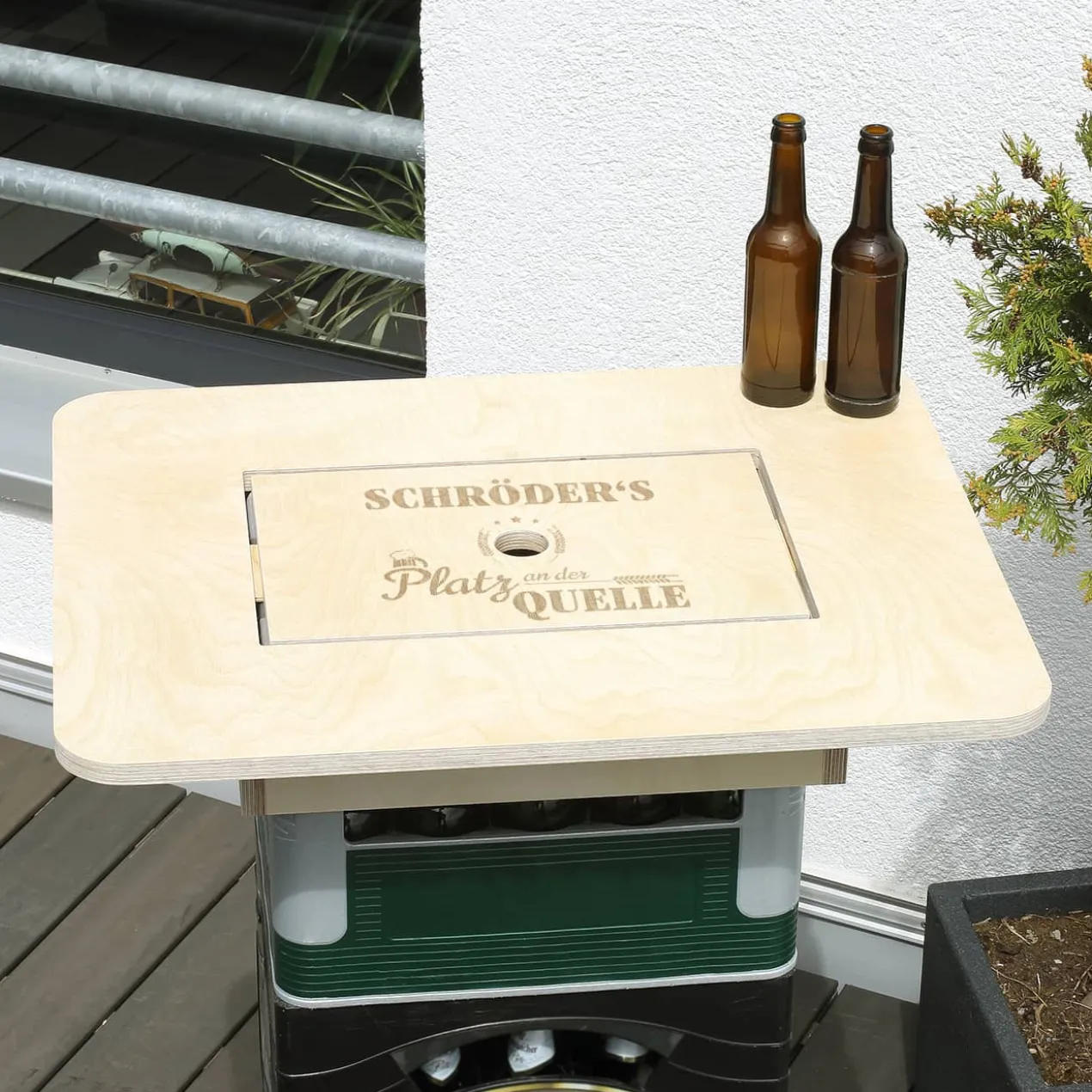 Platz an der Quelle - Bierkastentisch mit Ihrem Wunschnamen