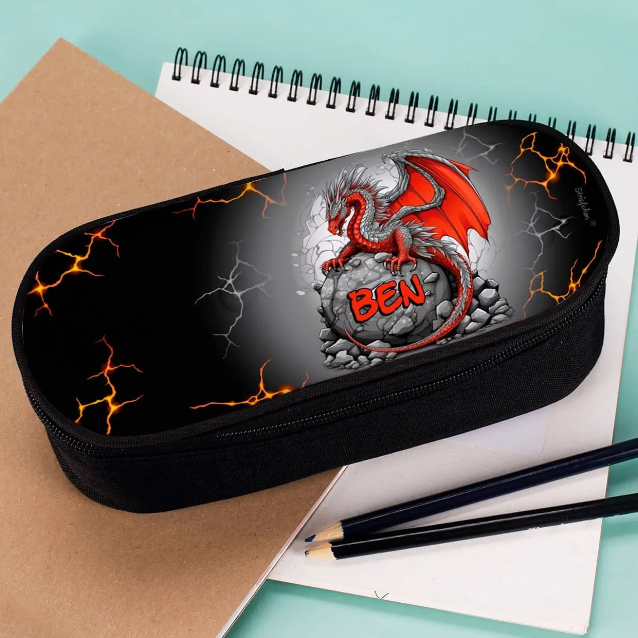 Praktische Stiftebox mit rotem Drache und Name