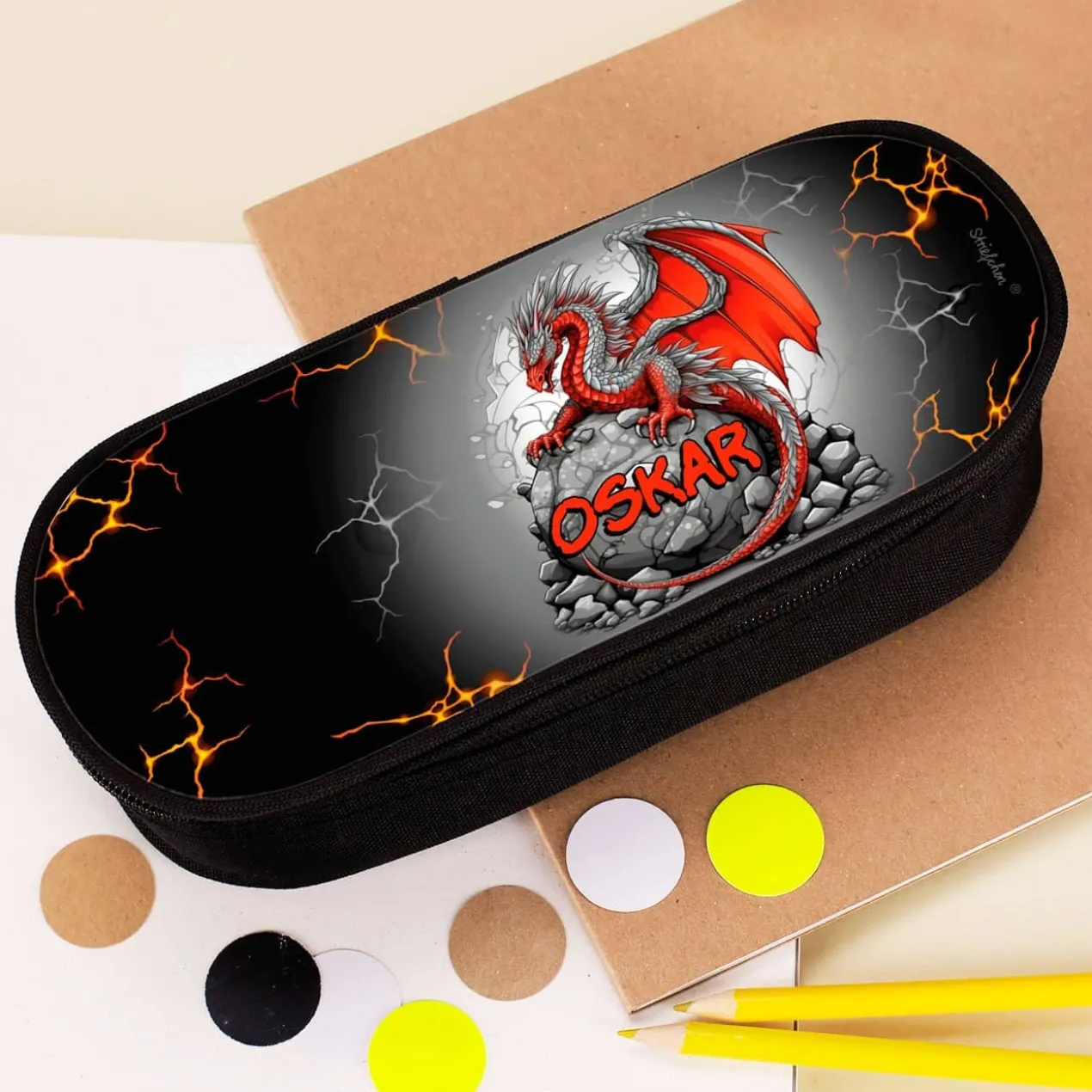 Praktische Stiftebox mit rotem Drache und Name