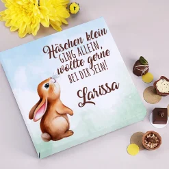 Pralinen zu Ostern mit Wunschname und Hasen-Motiv "Häschen klein ging allein, wollte gerne bei dir sein!"