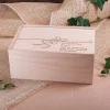 Präsentbox aus Holz mit Schleife und persönlicher Gravur