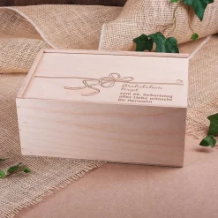 Präsentbox aus Holz mit Schleife und persönlicher Gravur