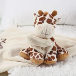 Rasselnde Giraffe mit bestickter Kuscheldecke