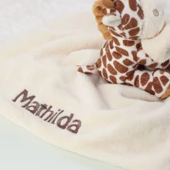 Rasselnde Giraffe mit bestickter Kuscheldecke