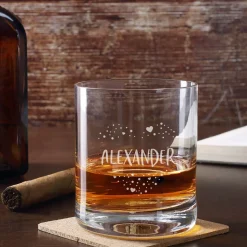 Romantisches Whiskyglas mit einem Herz aus Punkten und Name