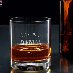 Romantisches Whiskyglas mit einem Herz aus Punkten und Name